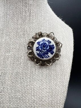 VINTAGE Delft Style Brooch • Blue White Porcelain • Silver Tone